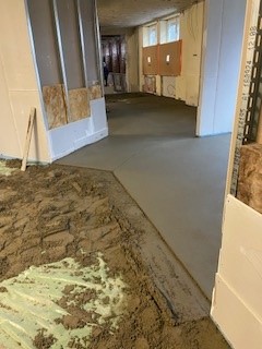 Estricharbeiten von Weber Estrichbau im Gewerbegebäude in Northeim. Zu sehen ist ein Teilstück von dem fertigen Estrichboden