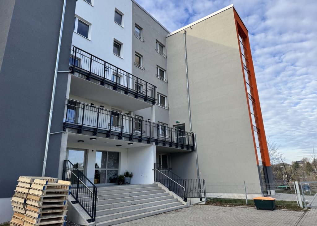 Estricharbeiten von Weber Estrichbau im Jugendwohnheim. Zu sehen ist das Kolping Gebäude von außen