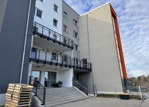 Estricharbeiten von Weber Estrichbau im Jugendwohnheim. Zu sehen ist das Kolping Gebäude von außen