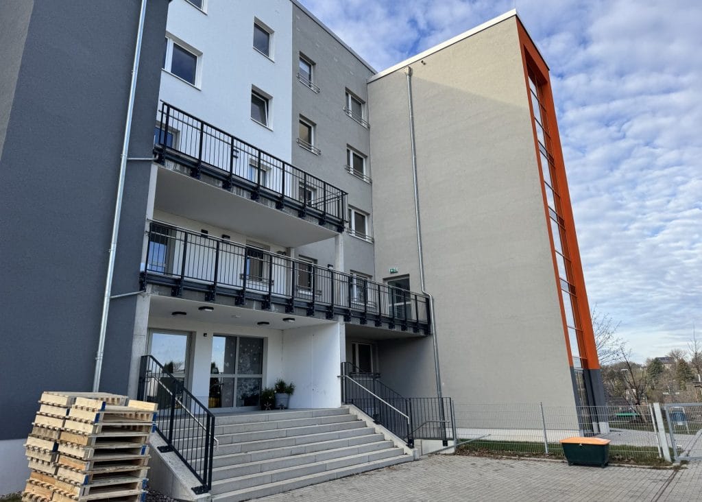 Estricharbeiten von Weber Estrichbau im Jugendwohnheim. Zu sehen ist das Kolping Gebäude von außen