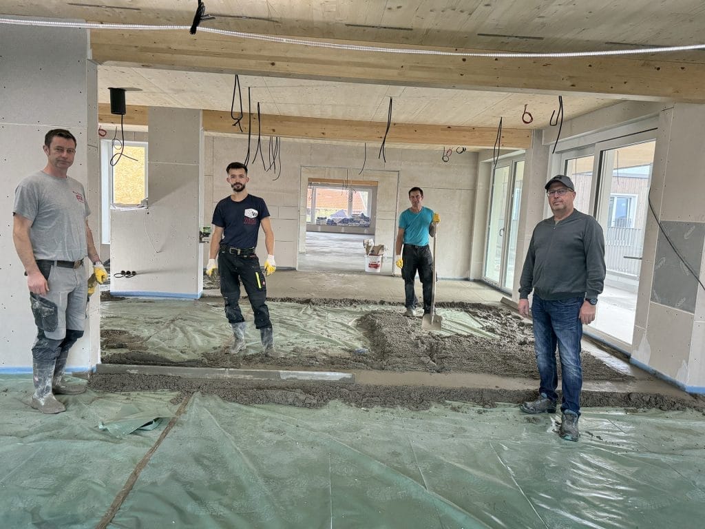 Team von Weber Estrichbau auf einer Baustelle beim Estrich-Einbau